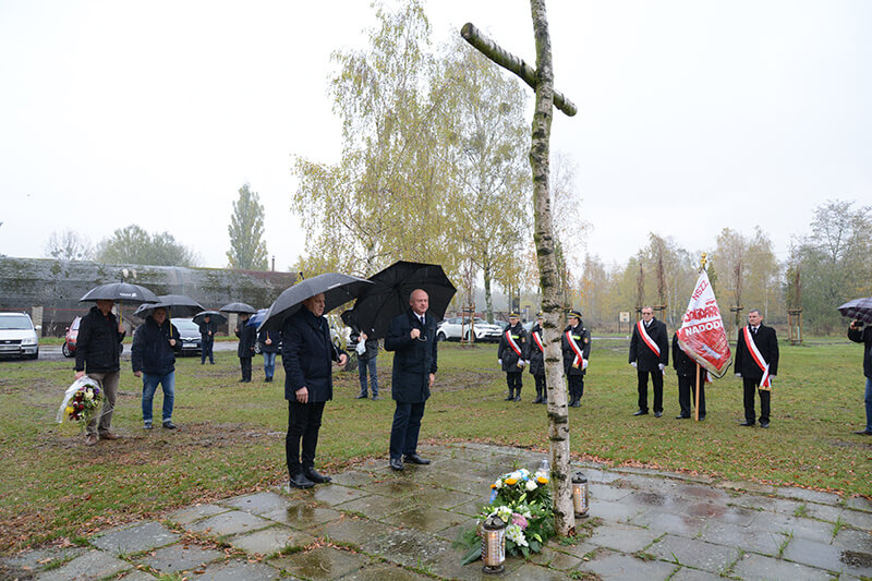 Pamięć i modlitwa pod krzyżem brzozowym