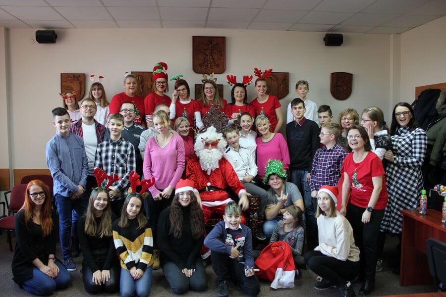 Wspólne kolędowanie i ubieranie choinek w Starostwie Powiatowym w Policach