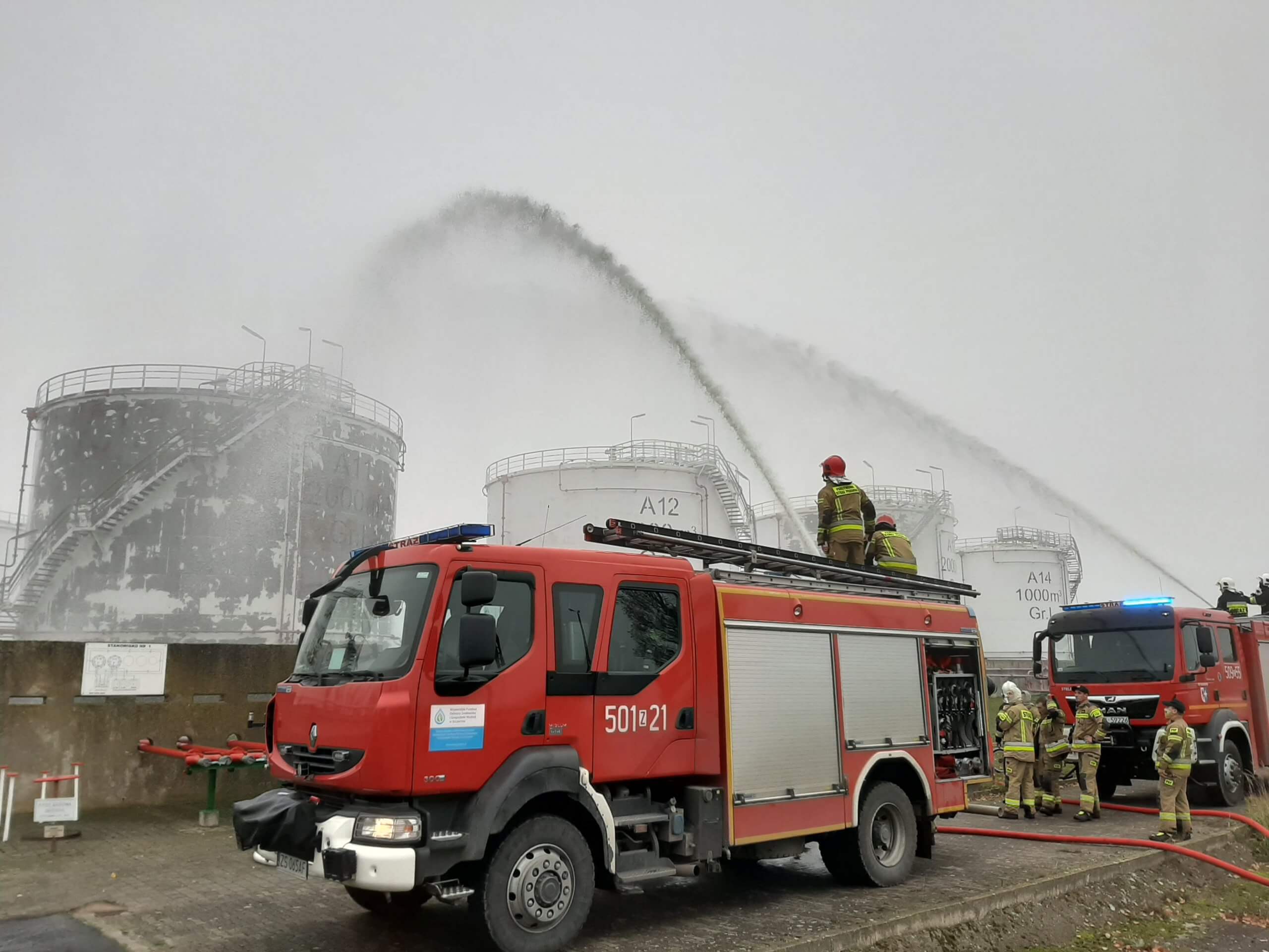 Ćwiczenia strażackie na terenie bazy paliw