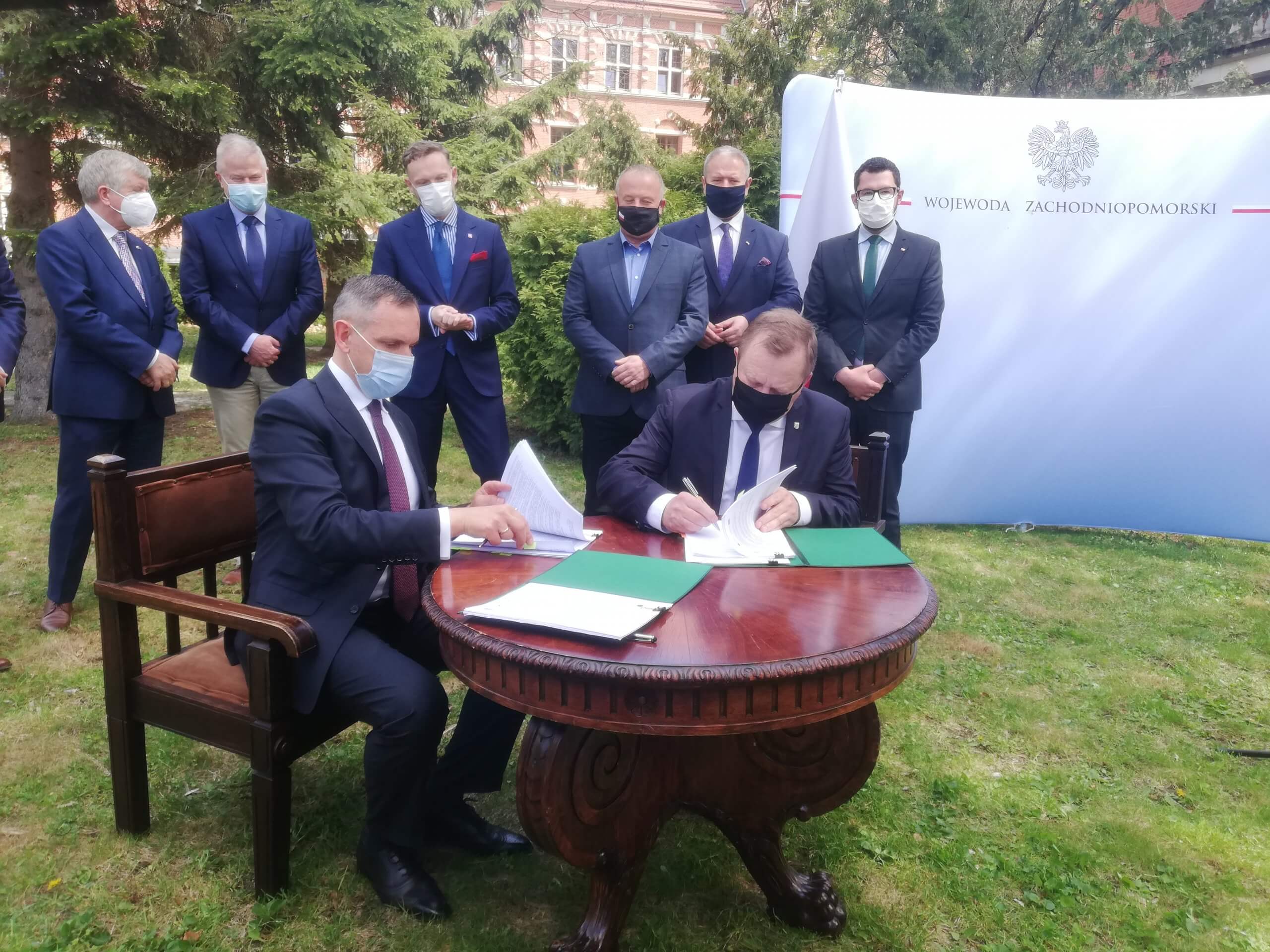 Podpisanie umowy na    dofinansowanie zadania pn. "Usunięcie niewłaściwie składowanych odpadów przy ul. Kamiennej w Policach"