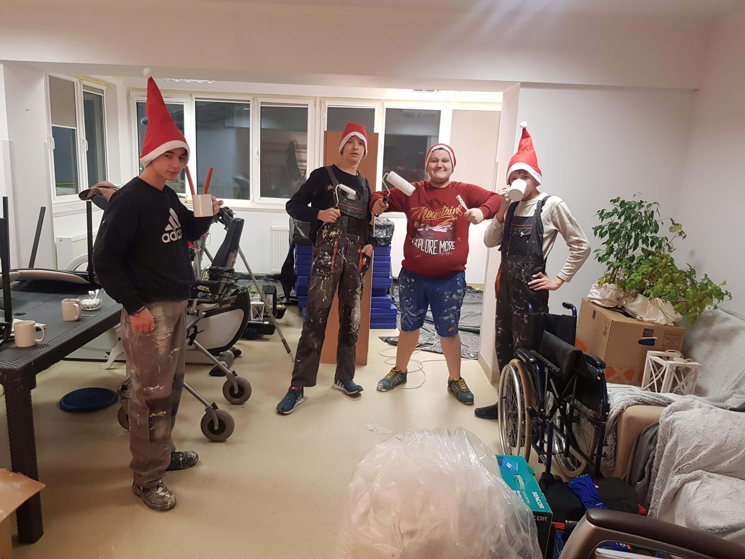 Wychowankowie trzebieskiego MOWu pomogli w remoncie Domu Dziennego Senior+