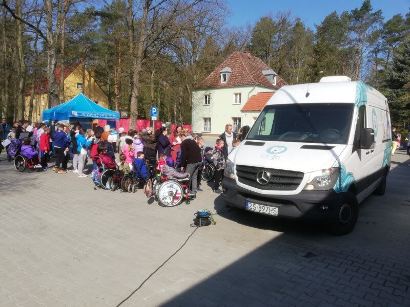 Dentobus przyjechał do uczniów SOSW nr 1 w Policach