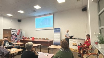 Kurs bezpiecznego Seniora na sali konferencyjnej