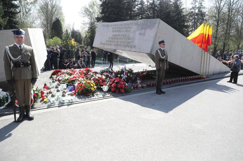 Pomnik ofiar katastrofy smoleńskiej na Cmentarzu Wojskowym na Powązkach w Warszawie