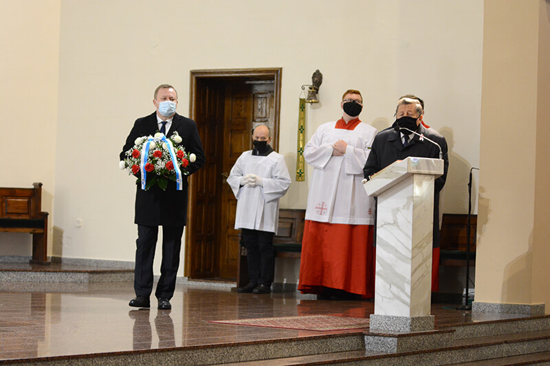 Starosta Policki i Burmistrz Polic podczas Mszy Świętej za Ojczyznę w 102 rocznicę odzyskania przez Polskę niepodległości