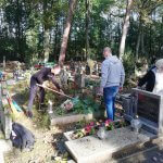 Wolontariusze porządkują opuszczone groby