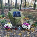 Kamienie pamięci w Parku Solidarności w Policach przyozdobione chryzantemami
