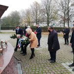 Delegacja władz samorządowych składa kwiaty pod figurą św. Jana Pawła II w Policach