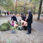 Delegacja władz samorządowych składa kwiaty pod obeliskiem pamięci w Parku Solidarności w Policach