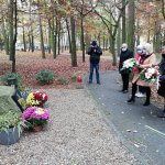 Delegacja władz samorządowych składa kwiaty pod obeliskiem pamięci w Parku Solidarności w Policach