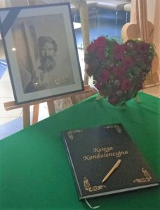 Księga kondolencyjna śp. Aleksandra Doby z ustawioną obok fotografią pamiątkową