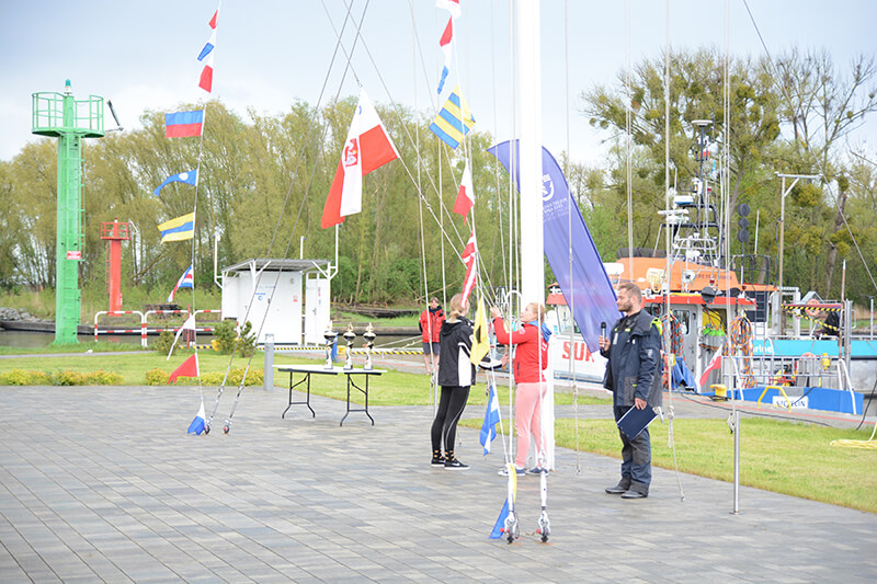 Podniesienie bandery podczas otwarcia sezonu żeglarskiego