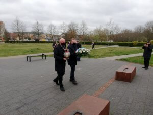 Starosta Policki Andrzej Bednarek i Przewodniczący Rady Powiatu w Policach składają kwiaty i znicze pod pomnikiem Ludziom Solidarności w Policach