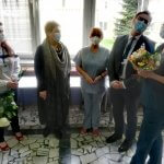 Przedstawiciele samorządu powiatowego i SPSK nr 1 w Szczecinie składają życzenia i przekazują kwiaty