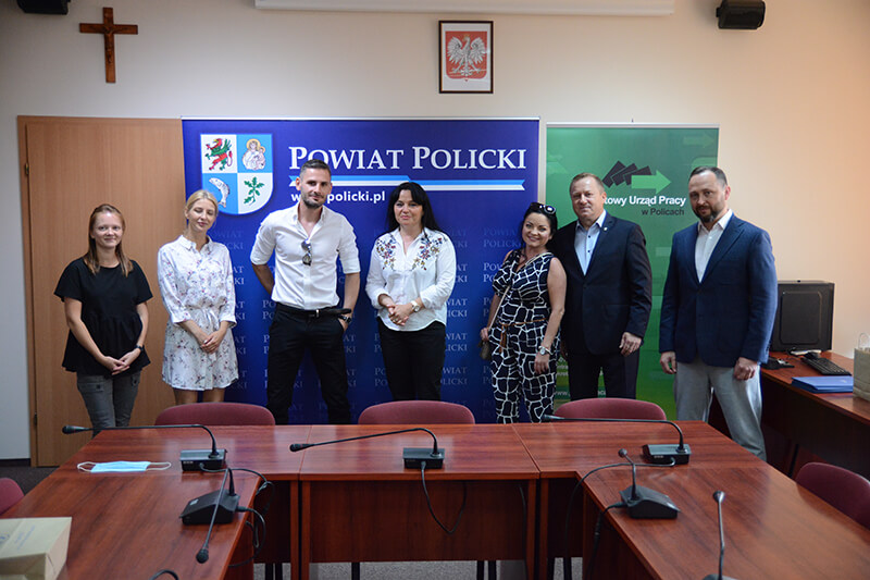 Nowi przedsiębiorcy, Starosta Policki i Dyrektor Powiatowego Urzędu Pracy w Policach na wspólnym zdjęciu
