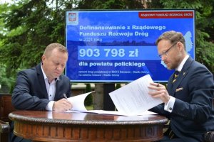 Starosta Policki Andrzej Bednarek i Wojewoda Zachodniopomorski Zbigniew Bogucki podpisują umowę