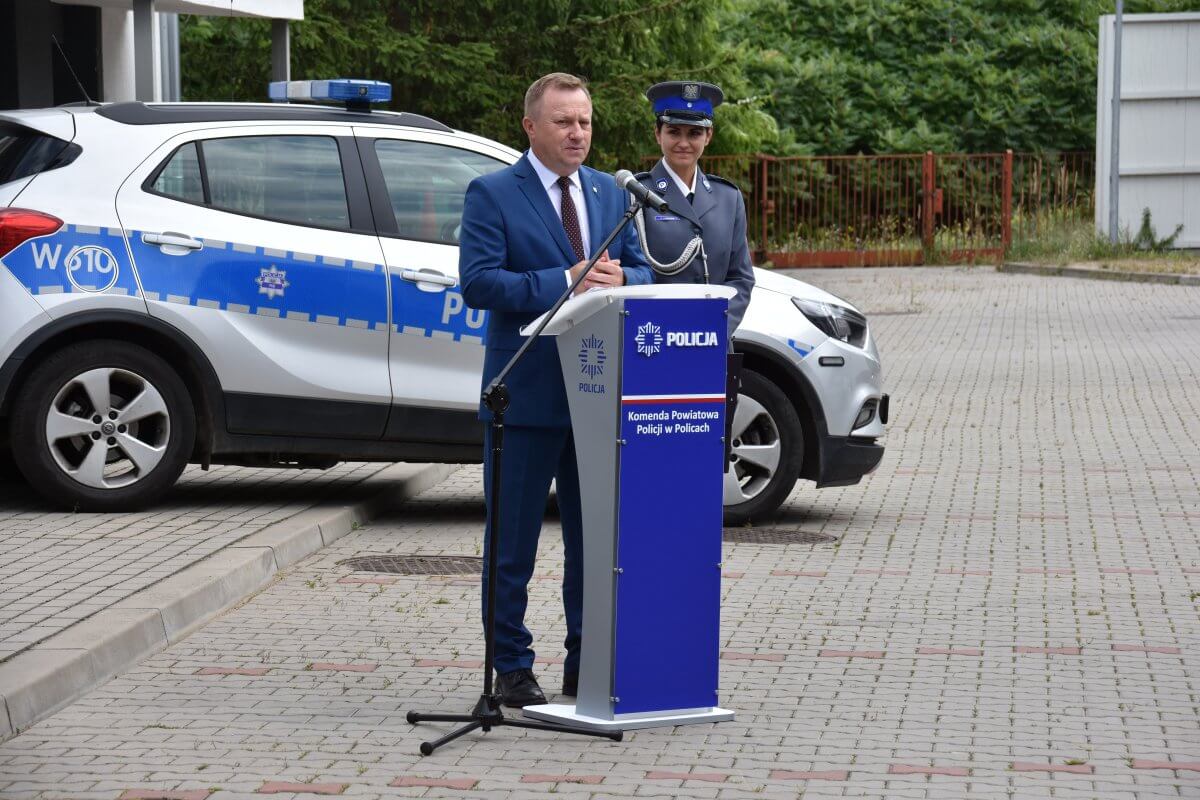 Starosta Policki Andrzej Bednarek przemawiający na święcie policji