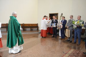 Przedstawiciele władz samorządowych składają podziękowania ks. Waldemarowi Gasztkowskiemu podczas jego ostatniej Mszy Świętej w Policach