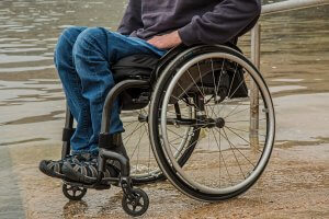 Mężczyzna siedzący na wózku inwalidzkim