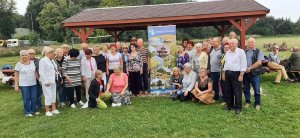 Uczestnicy pikniku "Kropla Zdrowia dla Seniora" przy wspólnym zdjęciu