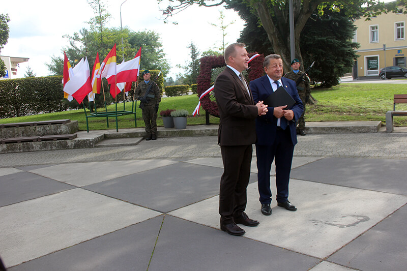 Starosta Policki Andrzej Bednarek i Burmistrz Polic Władysław Diakun stoją na placu przy płaskorzeźbie Bolesława Krzywoustego