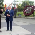 Starosta Policki Andrzej Bednarek i Burmistrz Polic Władysław Diakun stoją na placu przy płaskorzeźbie Bolesława Krzywoustego
