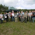 Uczestnicy zawodów strzeleckich z nagrodami na wspólnym zdjęciu