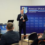 Starosta Policki Andrzej Bednarek przemawia podczas konferencji