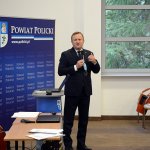 Starosta Policki Andrzej Bednarek przemawia podczas konferencji