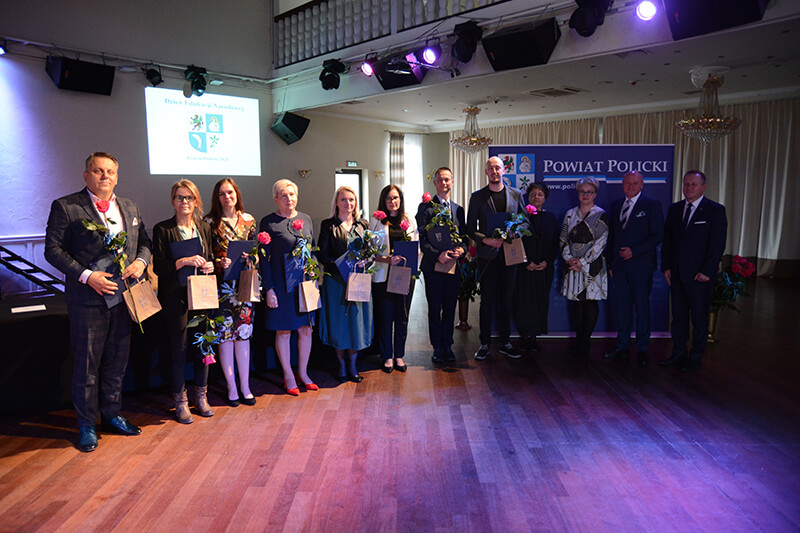Nagrodzeni nauczyciele SOSW nr 1 w Policach wraz z Zarządem Powiatu i Przewodniczącym Rady Powiatu na wspólnym zdjęciu