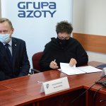 Członek Zarządu Powiatu w Policach Beata Chmielewska podpisuje porozumienie