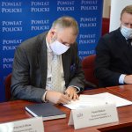 Wiceprezes Zarządu Grupy Azoty Polyolefins S.A. podpisuje porozumienie