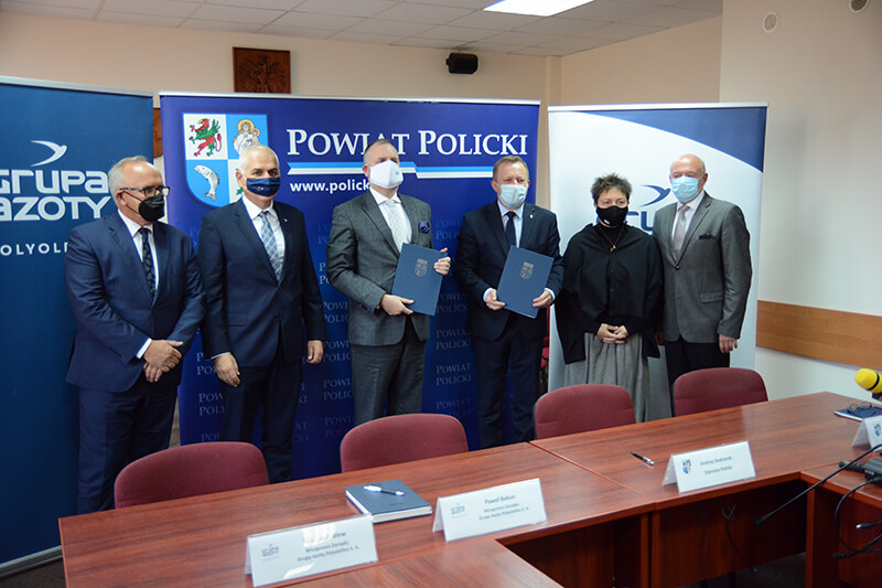 Przedstawiciele Powiatu Polickiego i Grupy Azoty Polyolefins S.A. stoją na wspólnym zdjęciu