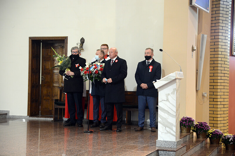Przedstawiciele władz samorządowych Powiatu Polickiego i Gminy Police przemawiają w kościele z okazji 103. rocznicy odzyskania przez Polskę niepodległości