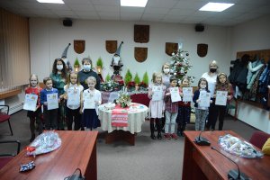 Zwycięzcy konkursu plastycznego z przedstawicielami Powiatu Polickiego na wspólnym zdjęciu w sali sesyjnej