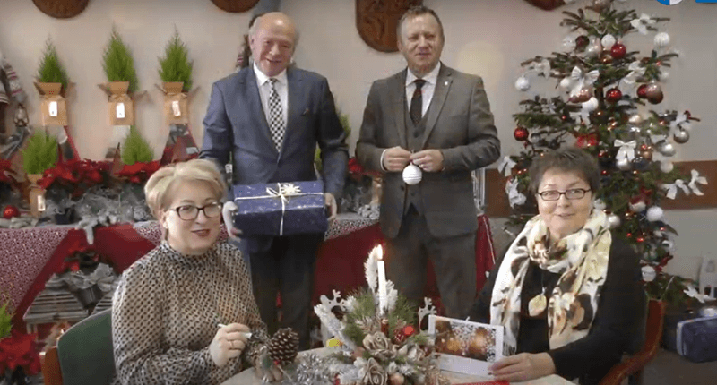 Przedstawiciele Powiatu Polickiego przy świątecznej scenerii składają życzenia