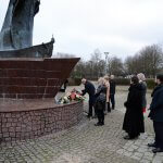 Przedstawiciele Powiatu Polickiego składają kwiaty i znicze pod figurą św. Jana Pawła II w Policach