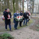 Przedstawiciele samorządu gminnego składają kwiaty przy obelisku Longina Komołowskiego