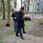 Przedstawiciel samorządu powiatowego składa kwiaty przy obelisku Longina Komołowskiego
