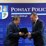 Podpisanie umowy pomiędzy Starostą Andrzejem Bednarkiem, a Burmistrzem Polic Władysławem Diakunem