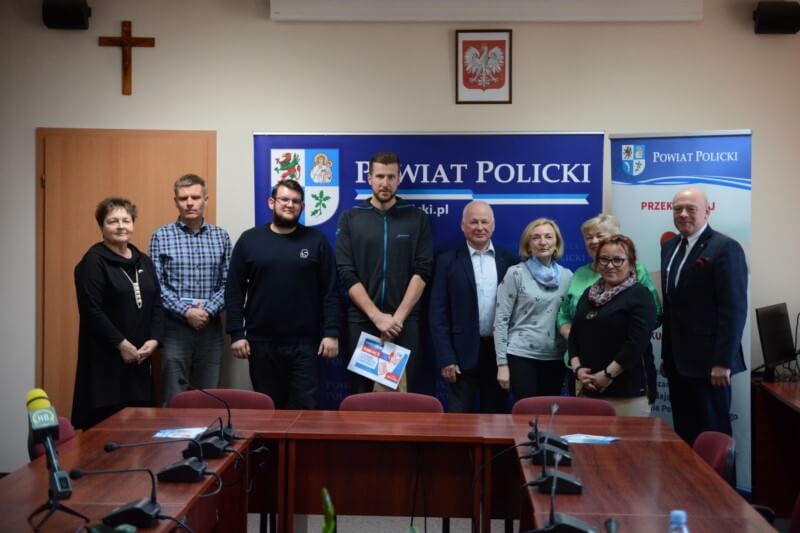 Laureaci konkursu na wspólnym zdjęciu z przedstawicielami Starostwa Powiatowego w Policach