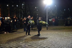Przedstawiciele Powiatu Polickiego i Gminy Police składają kwiaty pod pomnikiem św. Jana Pawła II w Policach