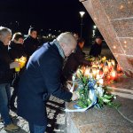 Przedstawiciele Powiatu Polickiego i Gminy Police składają kwiaty pod pomnikiem św. Jana Pawła II w Policach