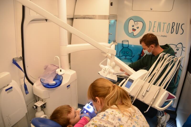 Wnętrze dentobusa podczas badania profilaktycznego zębów