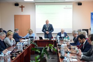 Radni Rady Powiatu w Policach podczas obrad sesji Rady Powiatu w Policach