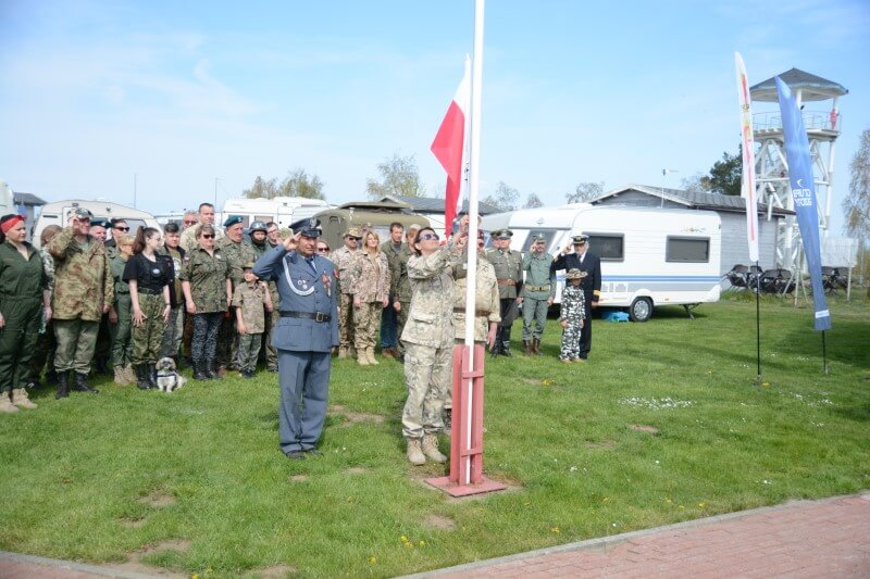 Podniesienie flagi podczas 10. spotkania pojazdów militarnych w Trzebieży