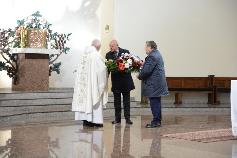 Przewodniczący Rady Powiatu w Policach Cezary Arciszewski i Burmistrz Polic Władysław Diakun przekazują kwiaty księdzu kanonikowi Piotrowi Gałasowi