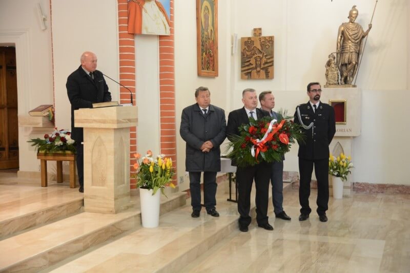 Władze samorządowe w kościele podczas Mszy Świętej z okazji dnia św. Floriana