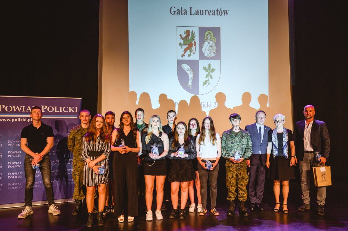 Nagrodzeni uczniowie podczas Powiatowej Gali Laureatów
