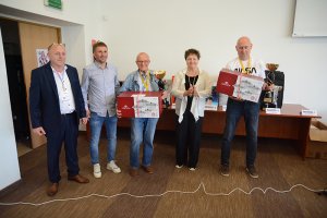 Zwycięzcy turnieju "Polickie Impy" wraz z organizatorem i przedstawicielami Powiatu Polickiego i Gminy Police